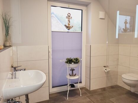 großes Duschbad im DG