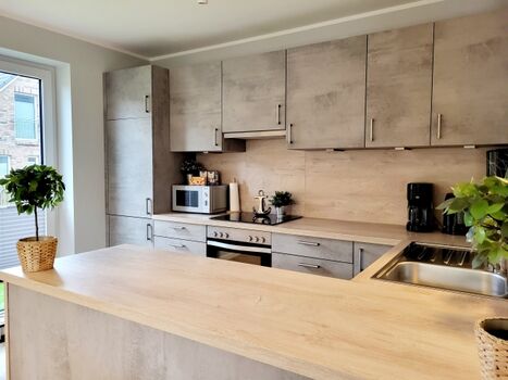 offene, komplett ausgestattete Einbauküche