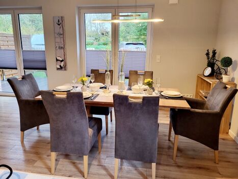 großzügiger Essbereich mit Zugang zur Terrasse