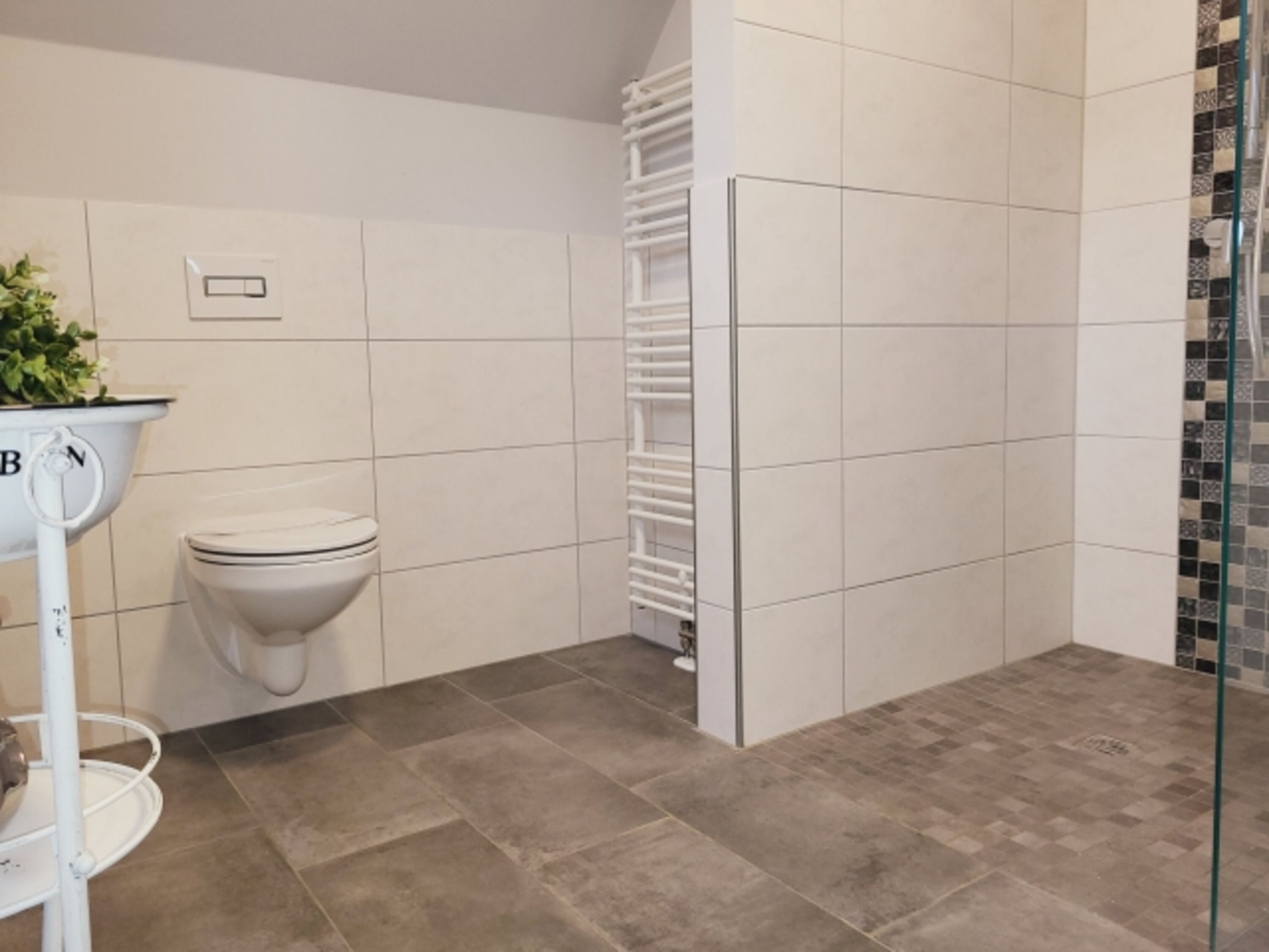 großes Duschbad im DG und bodengleicher Dusche
