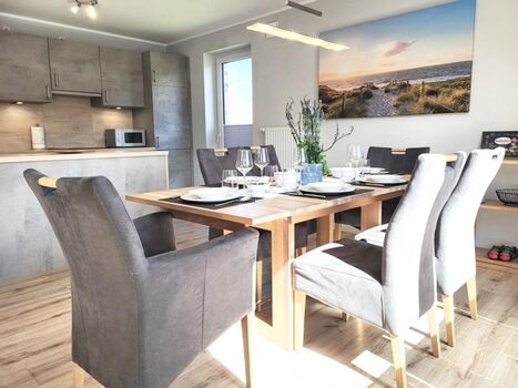 Blick in den Essbereich und zur Küche mit Zugang in den Garten