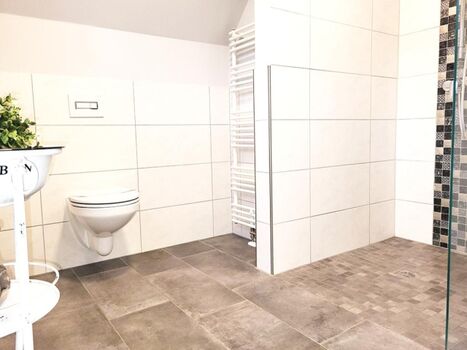 Großes Duschbad im Dachgeschoss mit bodengleicher Dusche, Handtuchheizung...