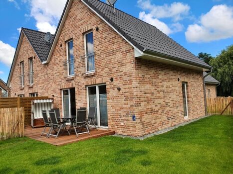 komplett eingezäunter Garten, Terrasse mit Strandkorb, Gartenmöbeln und Grill, Hundedusche