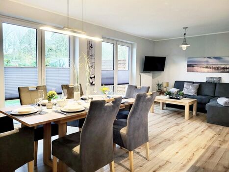 großzügiger Wohn-/Essbereich für bis zu 6 Personen mit TV und Zugang zur Terrasse/Garten