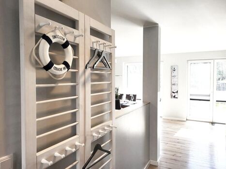 Flur/Eingangsbereich mit Garderobe und Ganzkörperspiegel