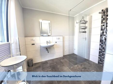 Blick in das Duschbad in Dachgeschoss