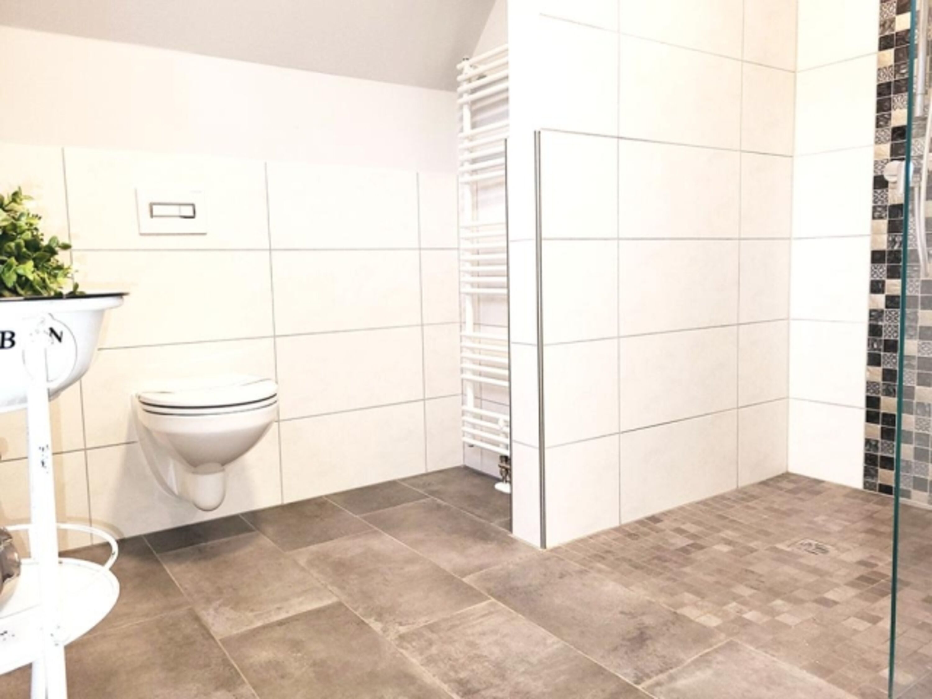 Großes Duschbad im Dachgeschoss mit bodengleicher Dusche, Handtuchheizung...