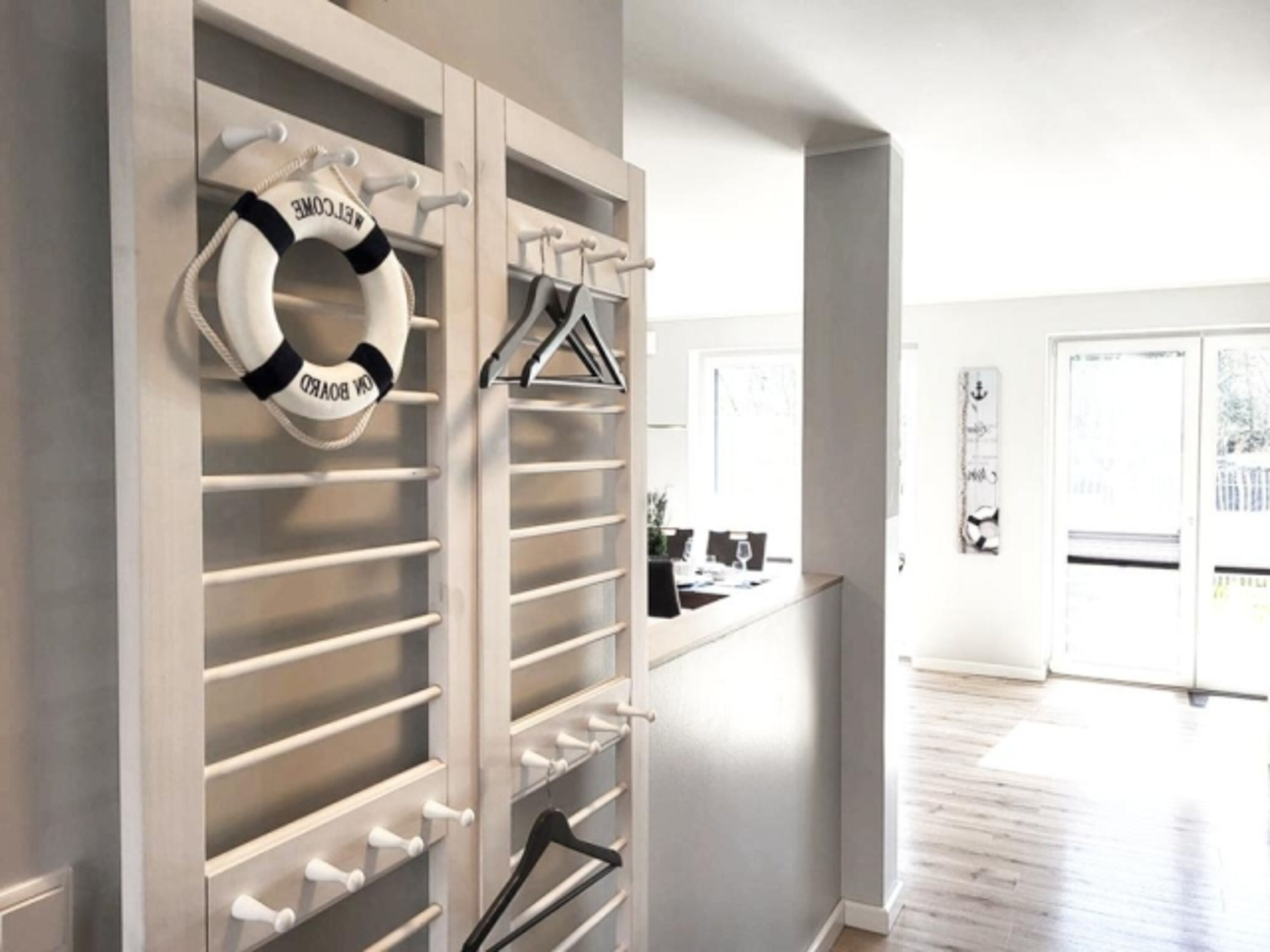 Flur/Eingangsbereich mit Garderobe und Ganzkörperspiegel