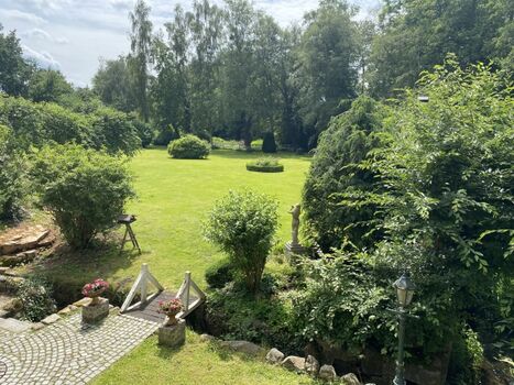 Der Blick aus dem Wohnzimmer in den Garten