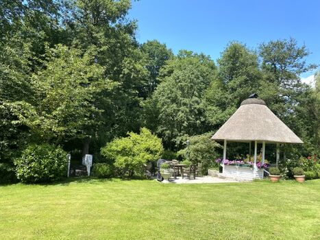 Der Pavillion mit Terasse und Grill