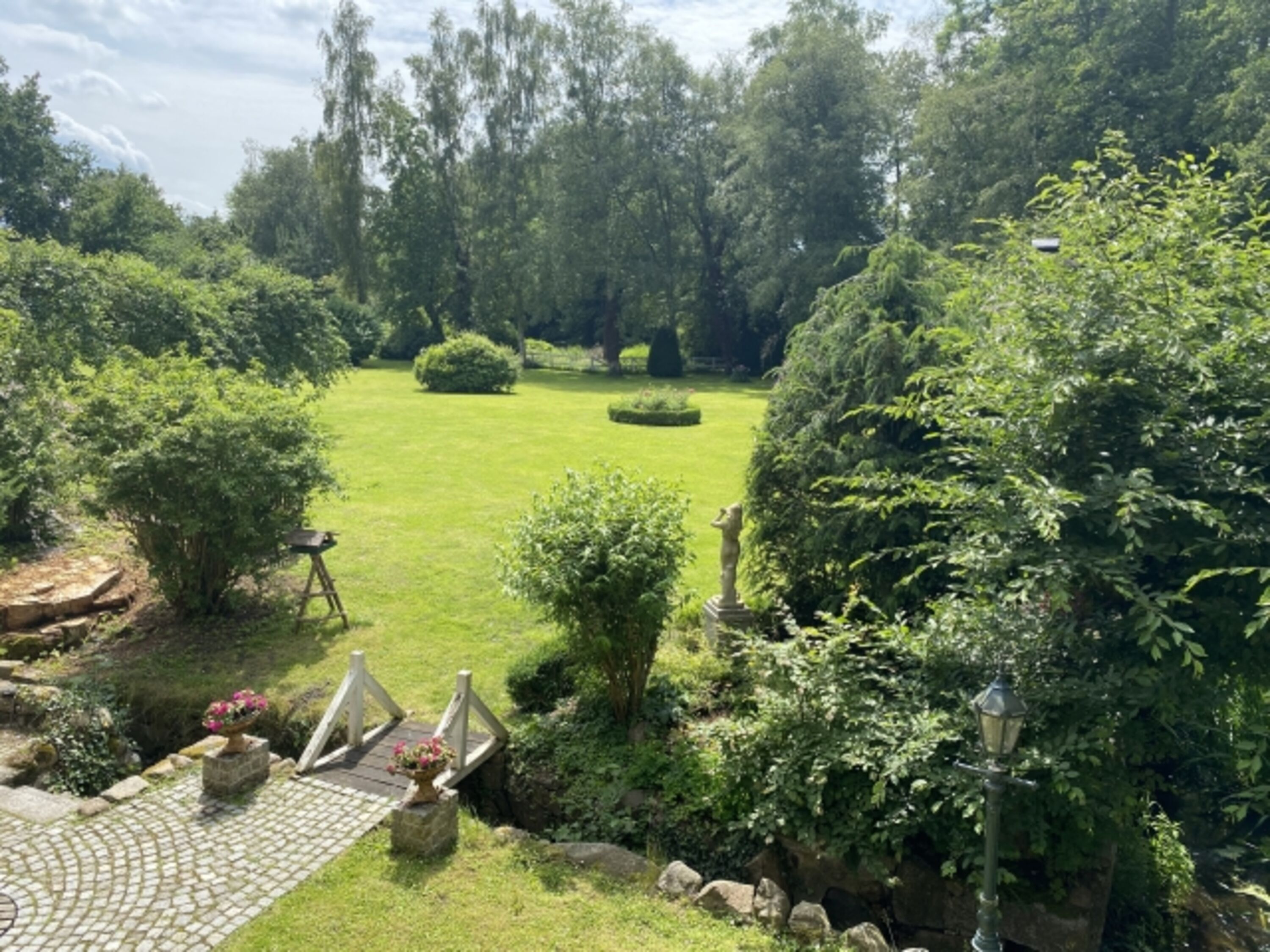 Der Blick aus dem Wohnzimmer in den Garten