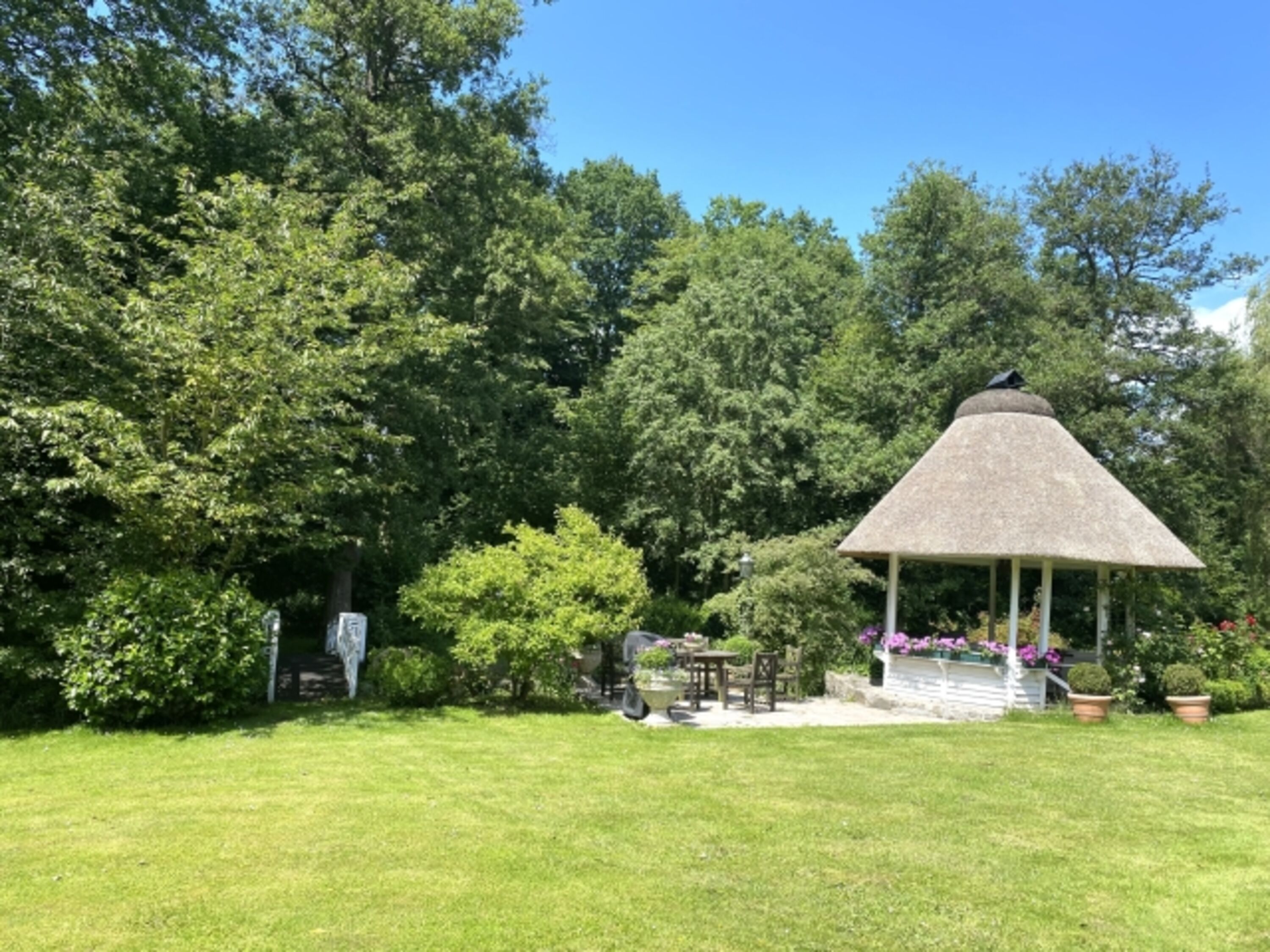 Der Pavillion mit Terasse und Grill
