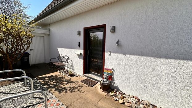 Eingang mit Fahrradständern