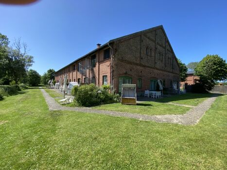 große Wiese vor dem Appartment