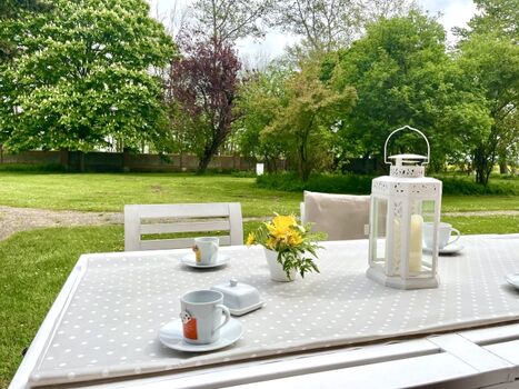 Terasse mit großer Grünfläche, Bodenspirale verfügbar,