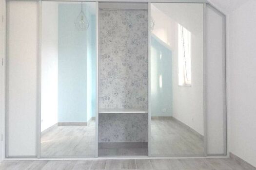 Einbauschrank im großen Schlafzimmer