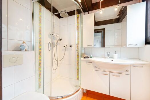 Badezimmer mit Regendusche