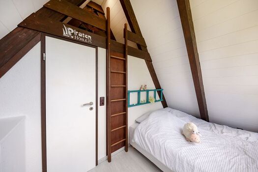 Schlafzimmer 2 mit Zugang zur "Piraten-Höhle"