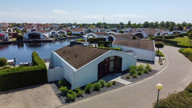 freistsehender Bungalow am Wasser