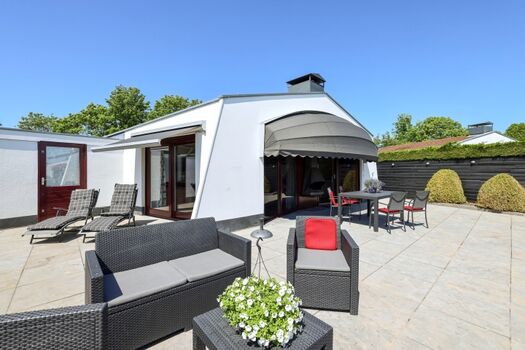 Terrasse am Wasser und komplett eingezaeunt