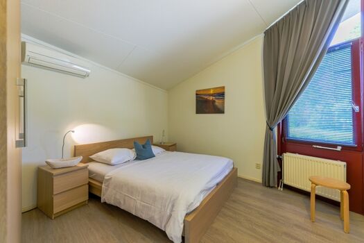 Schlafzimmer mit Doppelbett 160