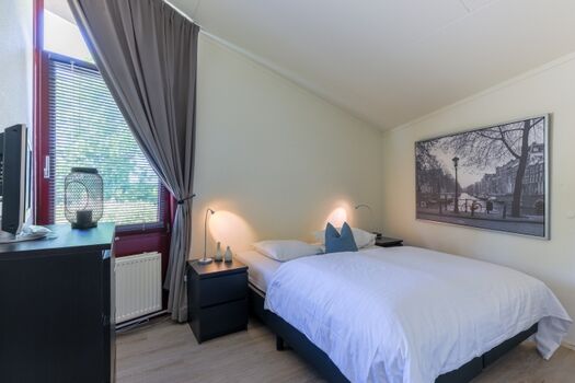 Schlafzimmer mit Doppelbett 160