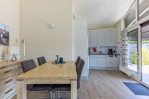 Esstisch und offene Kueche