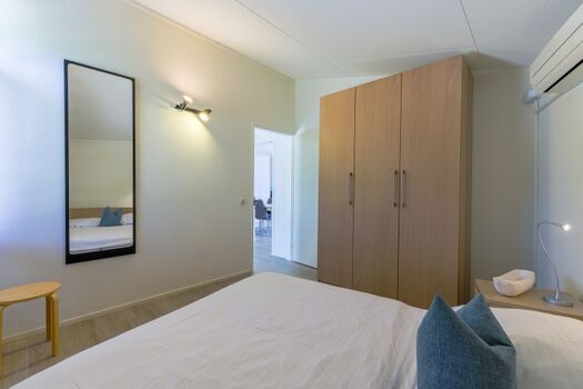 Schlafzimmer mit Doppelbett 180