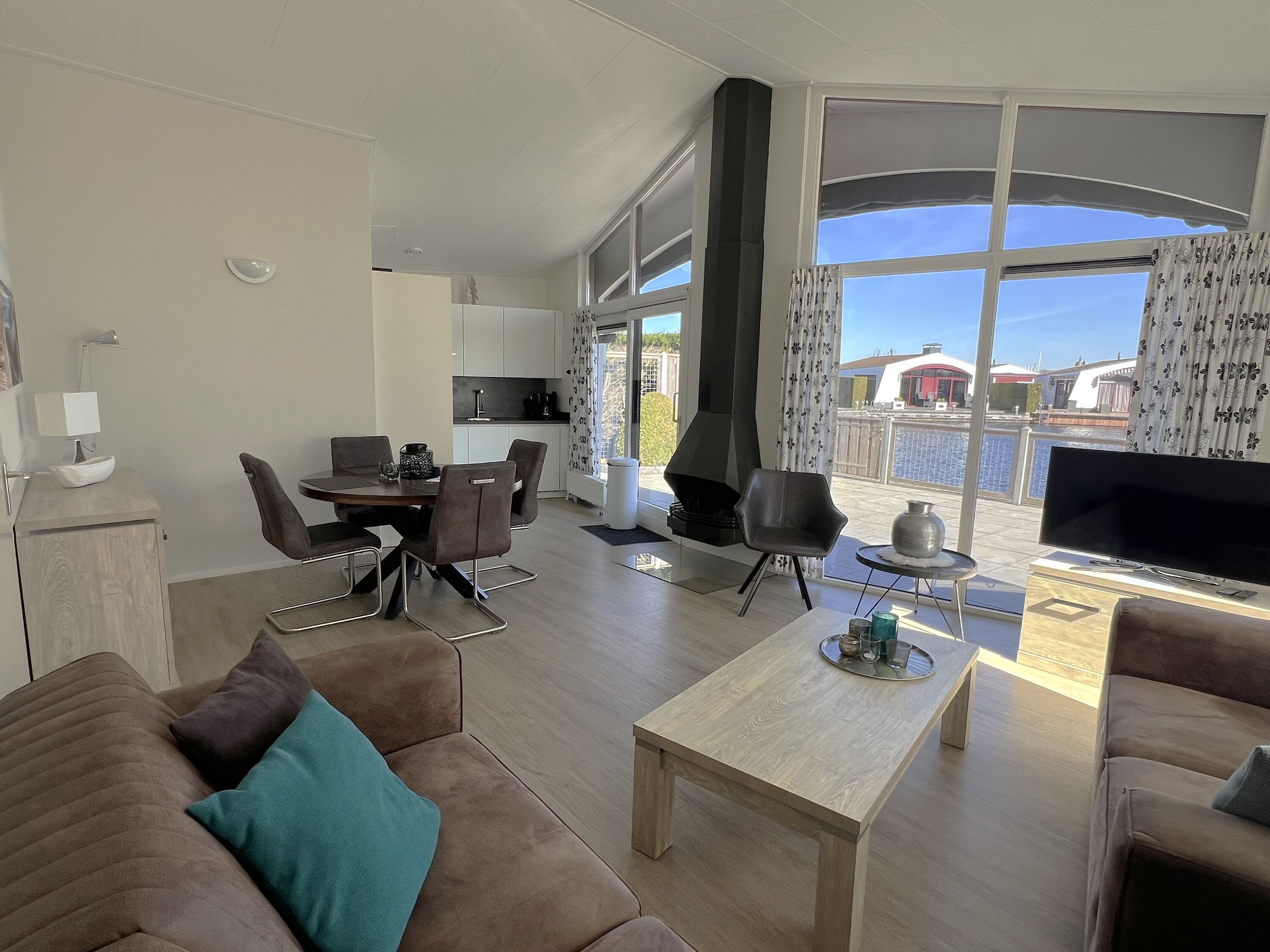 Wohnzimmer mit Wasserblick