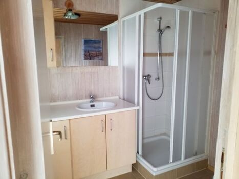 Bad mit Dusche und WC