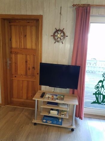 TV Tisch mit Flachbild-SAT-Fernseher