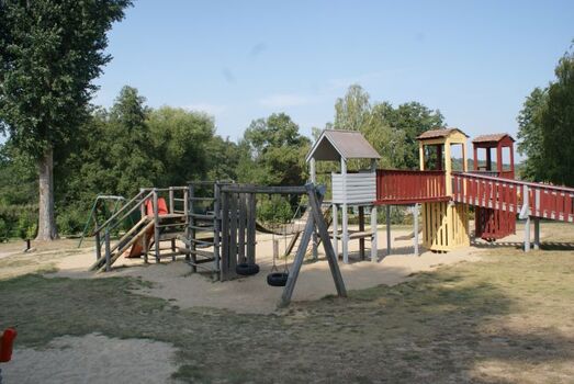 Kinderspielfläche im Freien