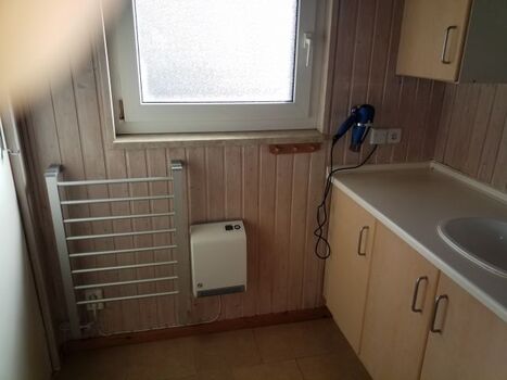 Bad mit Waschtisch, Fön und extra Handtuchtrockner