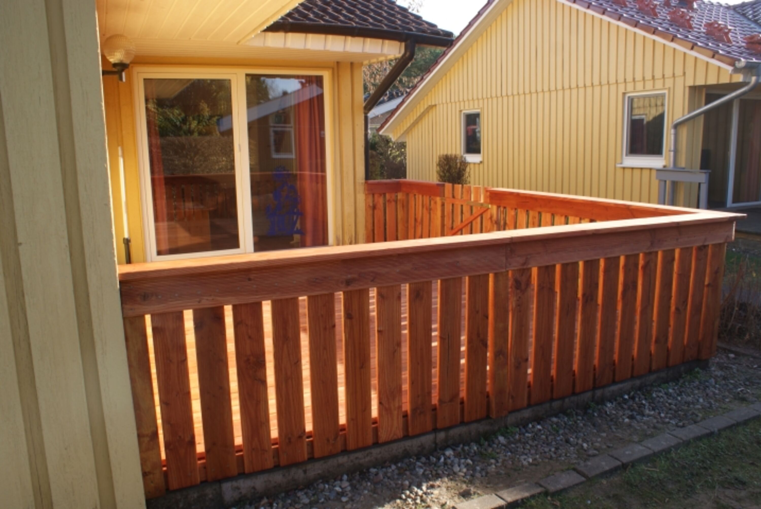 Terrasse (eingezäunt) für sicheren Hundefreigang