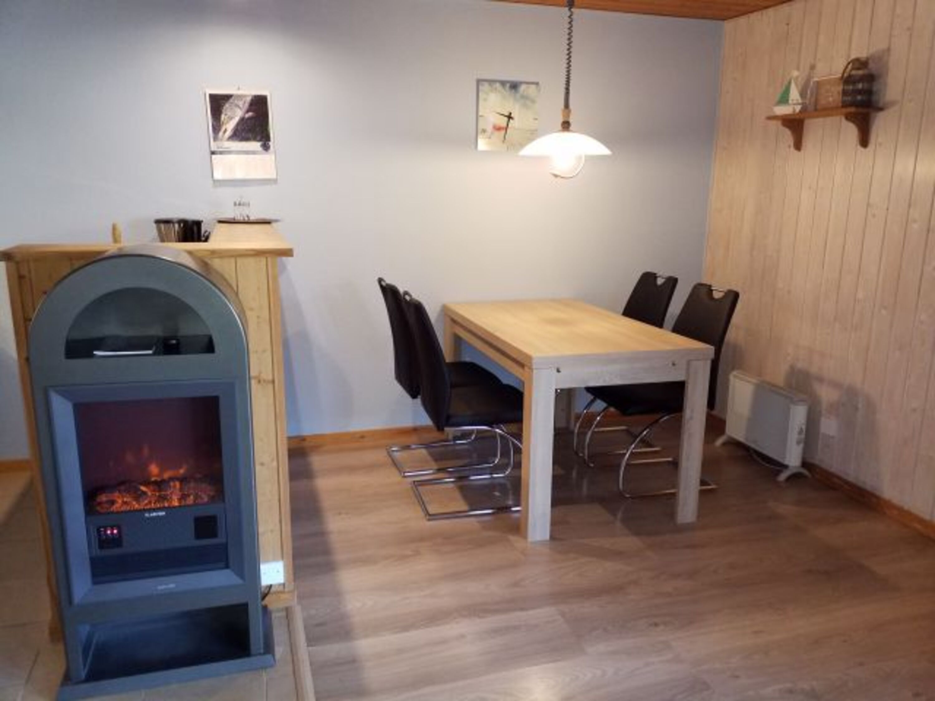 - Neu - mobilierte Essecke