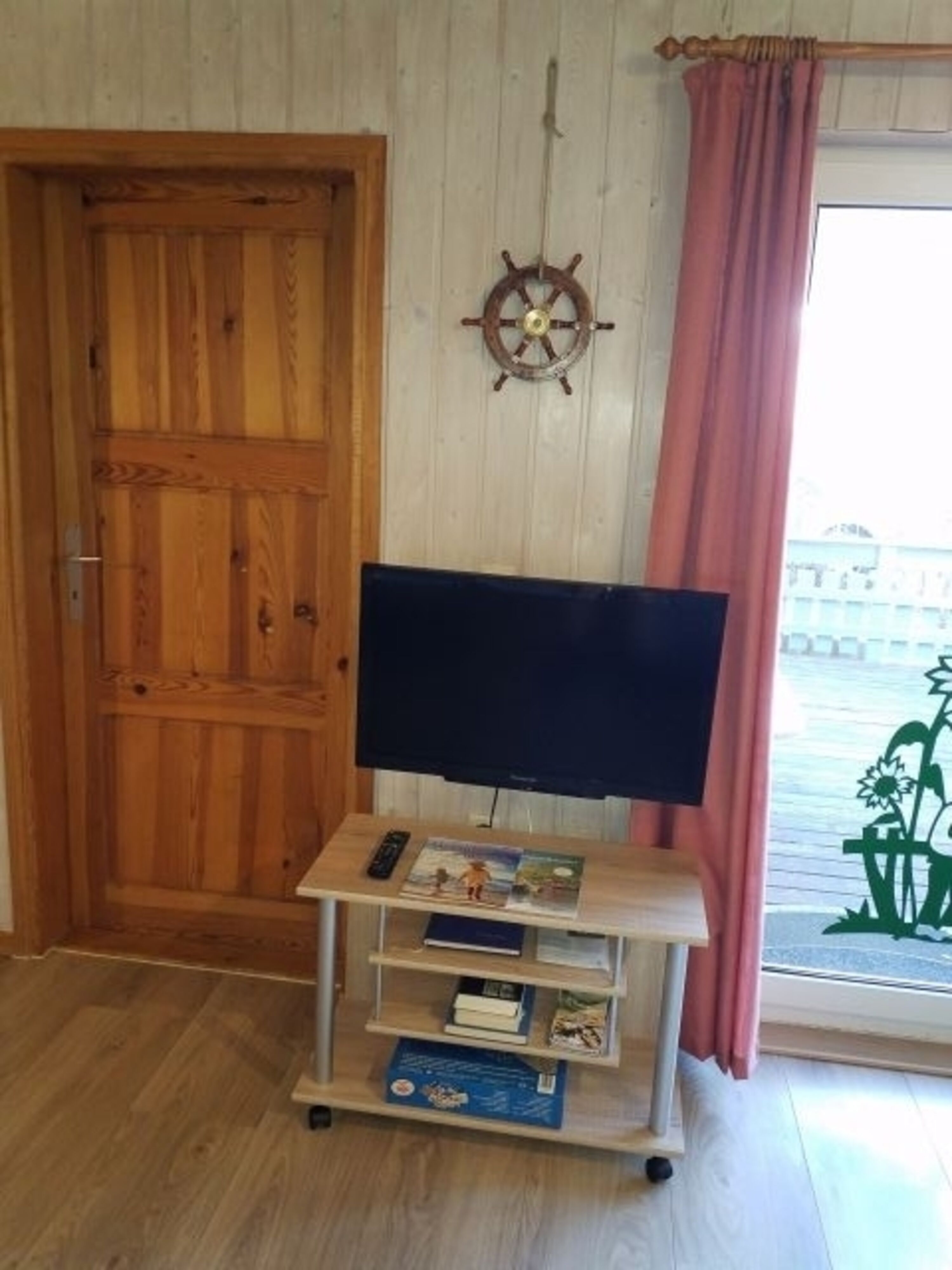 TV Tisch mit Flachbild-SAT-Fernseher
