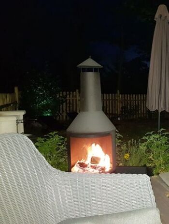 Gemütliche Feuerstelle auf der Terrasse