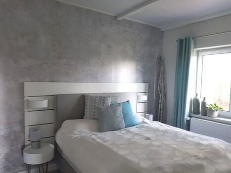 Schlafzimmer 1 - mit einem gemütlichen 1.60m breiten Boxspringbett