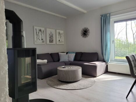 Heller offener  Wohnbereich  -mit bequemer (Schlaf)-Couch, 90 cm chillige Sitztiefe)