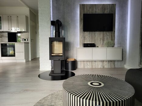 Vom Sofa Richtung Kamin und  TV-Wand