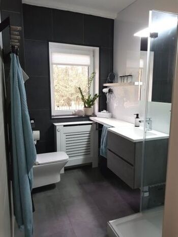 Bad mit Regen-Dusche