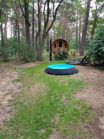 Fass-Sauna und Gartendusche  für die Zweibeiner, Pool für die Vierbeiner