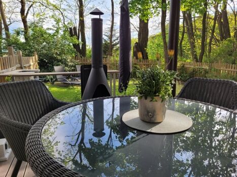 Blick von der Terrasse in den separat eingezäunten Garten-Bereich- umgeben vom Wald-Grundstück