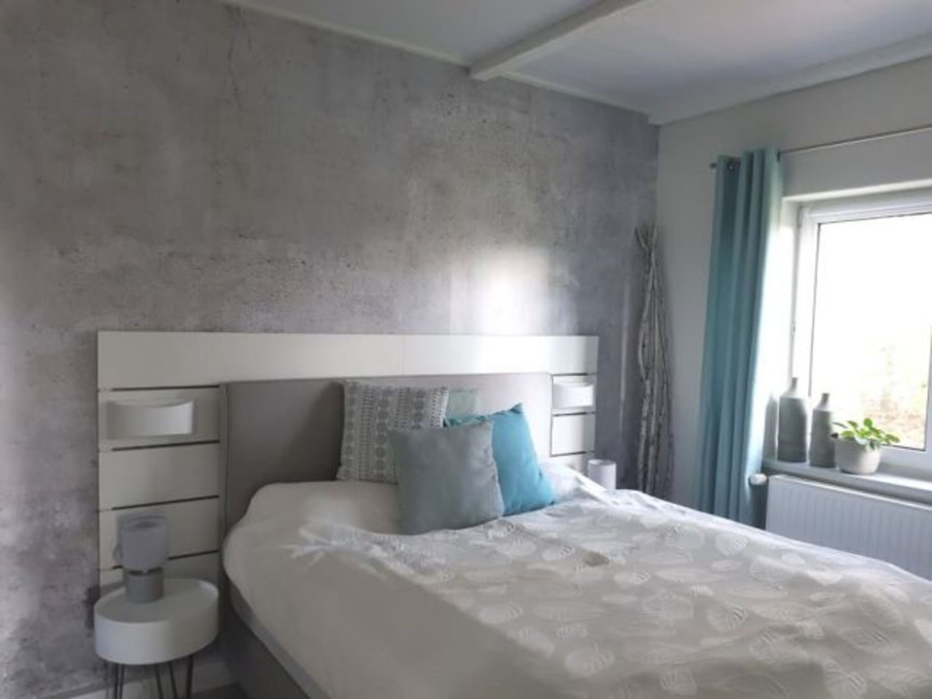 Schlafzimmer 1 - mit einem gemütlichen 1.60m breiten Boxspringbett