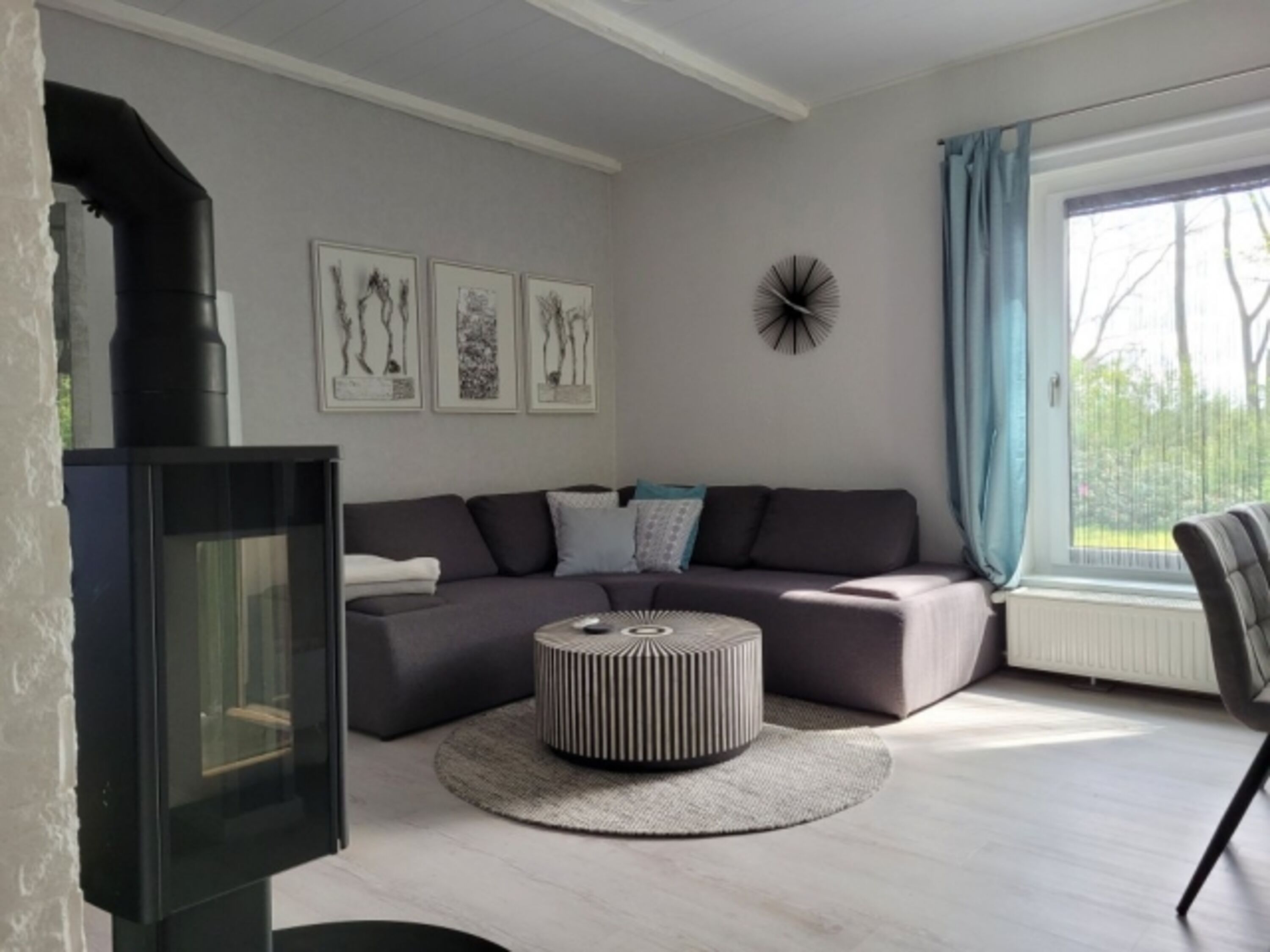 Heller offener Wohnbereich -mit bequemer (Schlaf)-Couch, 90 cm chillige Sitztiefe)