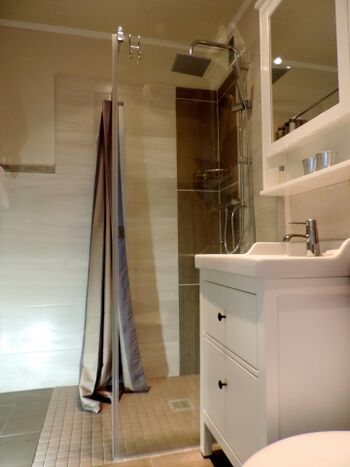 Bad mit begehbarer Dusche