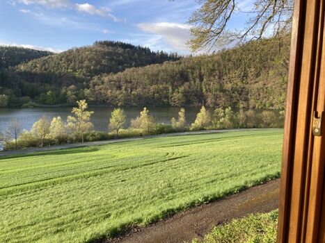 Blick auf den Edersee und zum Hochstein