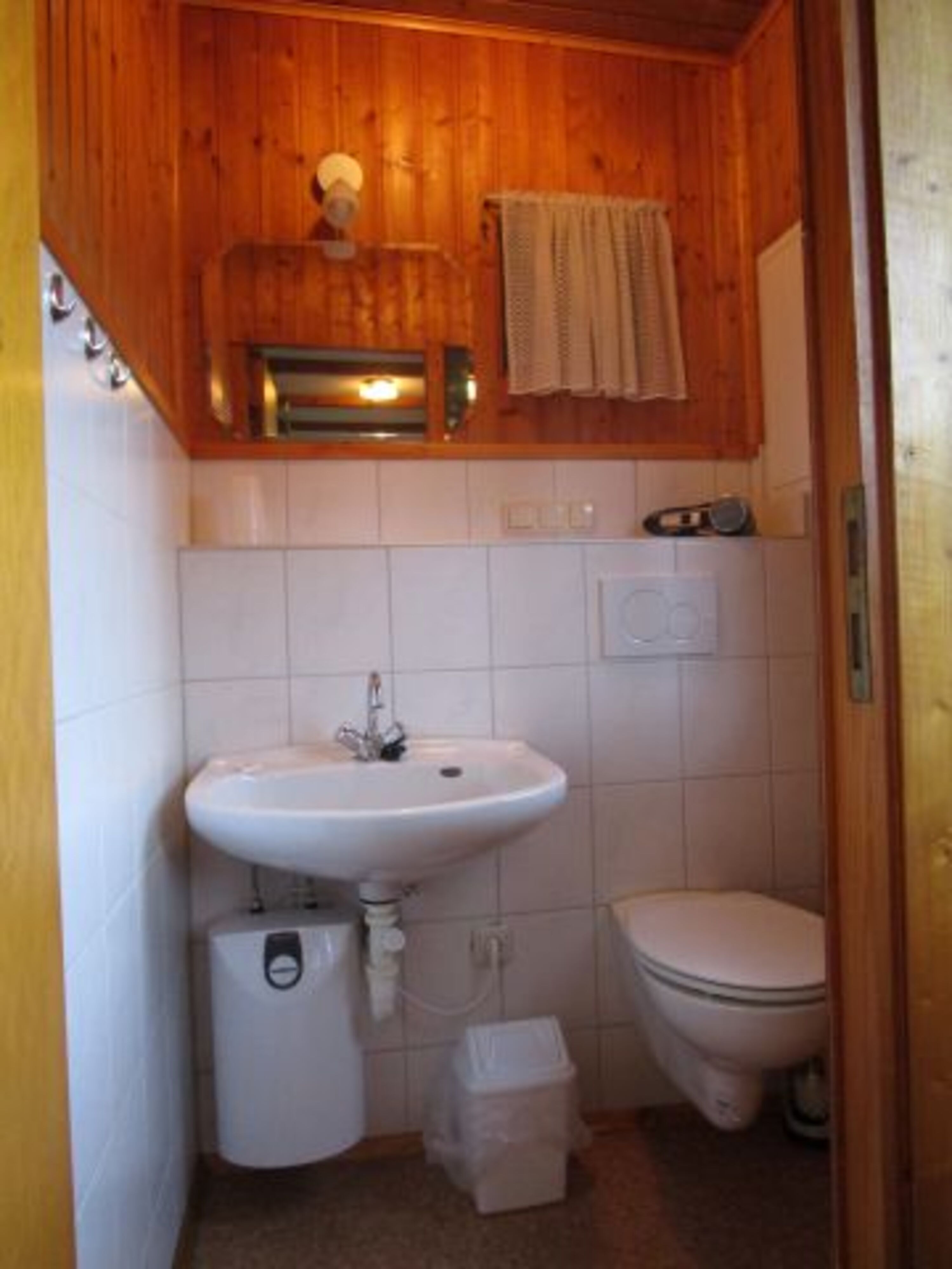 separates WC