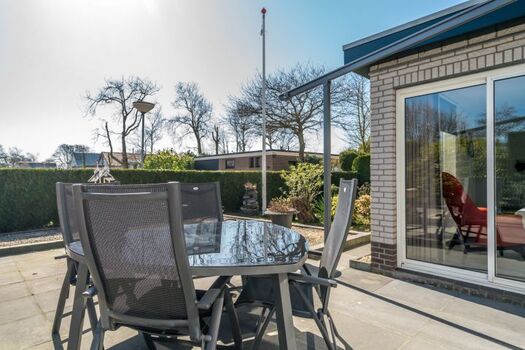 Die sonnige 2. Terrasse mit Gartengruppe