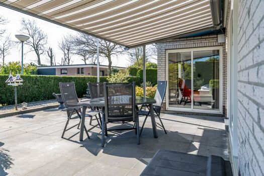 Die große Terrasse mit Gartengruppe